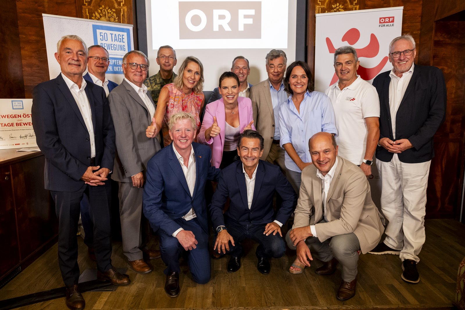 Viel Unterstützung für eine wichtige AKtion: ORF-Generaldirektor Roland Weißmann, Sportminister Werner Kogler, Militärkommandant Kurt Wagner, Leiter Fonds Gesundes Österreich Klaus Ropin, ORF-Hauptabteilungsleiter Corporate Social Responsibility Pius Strobl, stv. Hauptabteilungsleiterin ORF-Sport Veronika Dragon-Berger, Sport Austria-Präsident Hans Niessl, Präsident Österreichischer Gemeindebund Johannes Pressl, Fachreferent im Österreichischen Städtebund Stephan Auer-Stüger, ASKÖ-Präsident Hermann Krist, ASVÖ-Vizepräsident Peter Reichl, SPORTUNION-Präsident Peter McDonald, Sportwissenschafterin Cornelia Kreuter. Foto: Martin Steiger