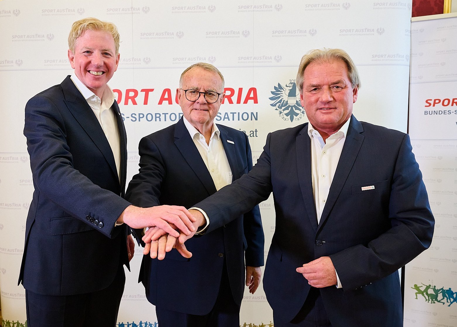 Sport Austria-Präsident Hans Niessl und die neuen Vizepräsidenten Thomas Reichenauer und Peter McDonald packen gemeinsam an. Foto: Sport Austria/Leo Hagen