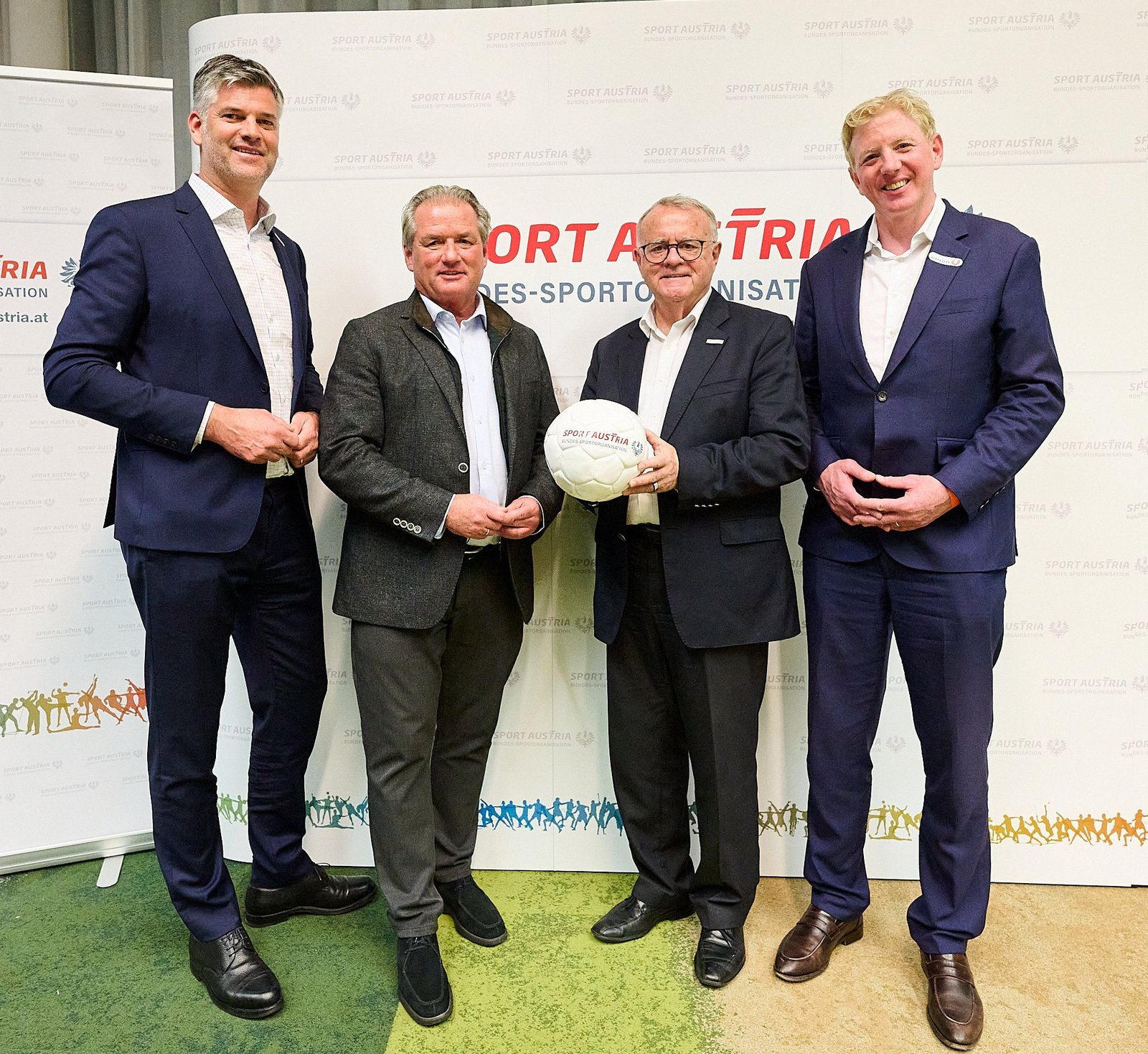 Sport Austria-Präsidium v.l.: Geschäftsführer Gerd Bischofter, Vizepräsident Leistungs- und Spitzensport Thomas Reichenauer, Präsident Hans Niessl, Vizepräsident Breitensport Peter McDonald. Foto: Sport Austria/Leo Hagen